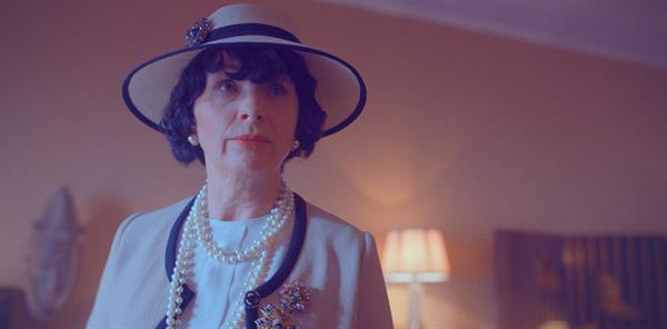 Juliette Binoche explora las oscuras decisiones de Coco Chanel en ‘The New Look’