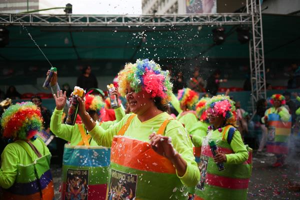 Bolivia celebra la ‘Farándula de Pepinos’ en medio de alegría y espuma en el carnaval