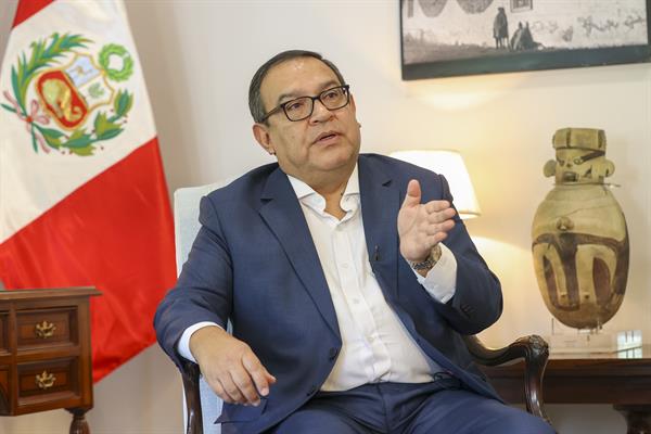 Perú aprueba una ley que cesa a los maestros que promuevan ideologías “contrarias a la Constitución”