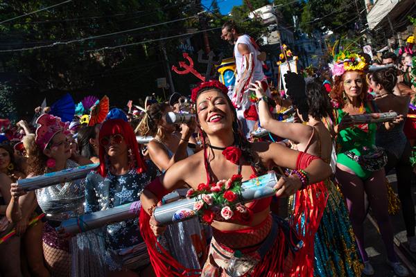 Río amanece con un desfile masivo que promete ‘el Cielo en la Tierra’