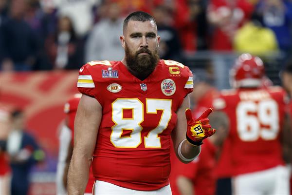 Travis Kelce iguala los 100.00 dólares que donó Taylor Swift a víctimas del tiroteo