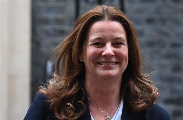 El Gobierno británico divulga pautas para frenar el uso de los móviles en los colegios