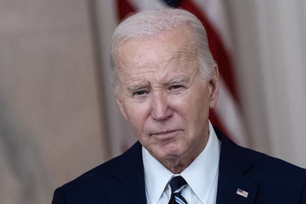 El Gobierno Biden considera endurecer los criterios de asilo a los migrantes, según NBC