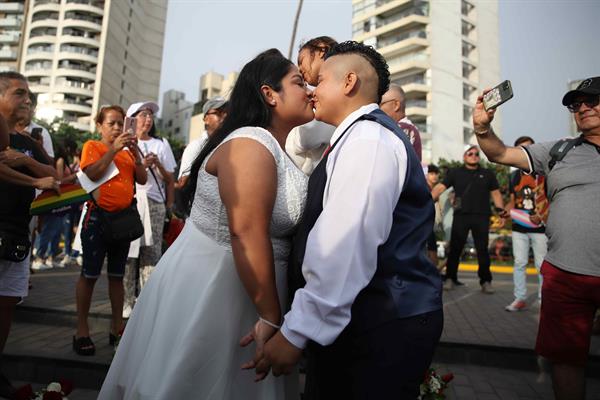 Activistas LGBTI celebran San Valentín en Perú con una demanda por el matrimonio igualitario