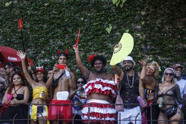 Un histórico desfile de monjas inunda las calles de Río de Janeiro en carnaval