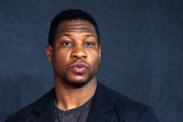 Aplazan la sentencia contra el actor Jonathan Majors en caso por violencia machista
