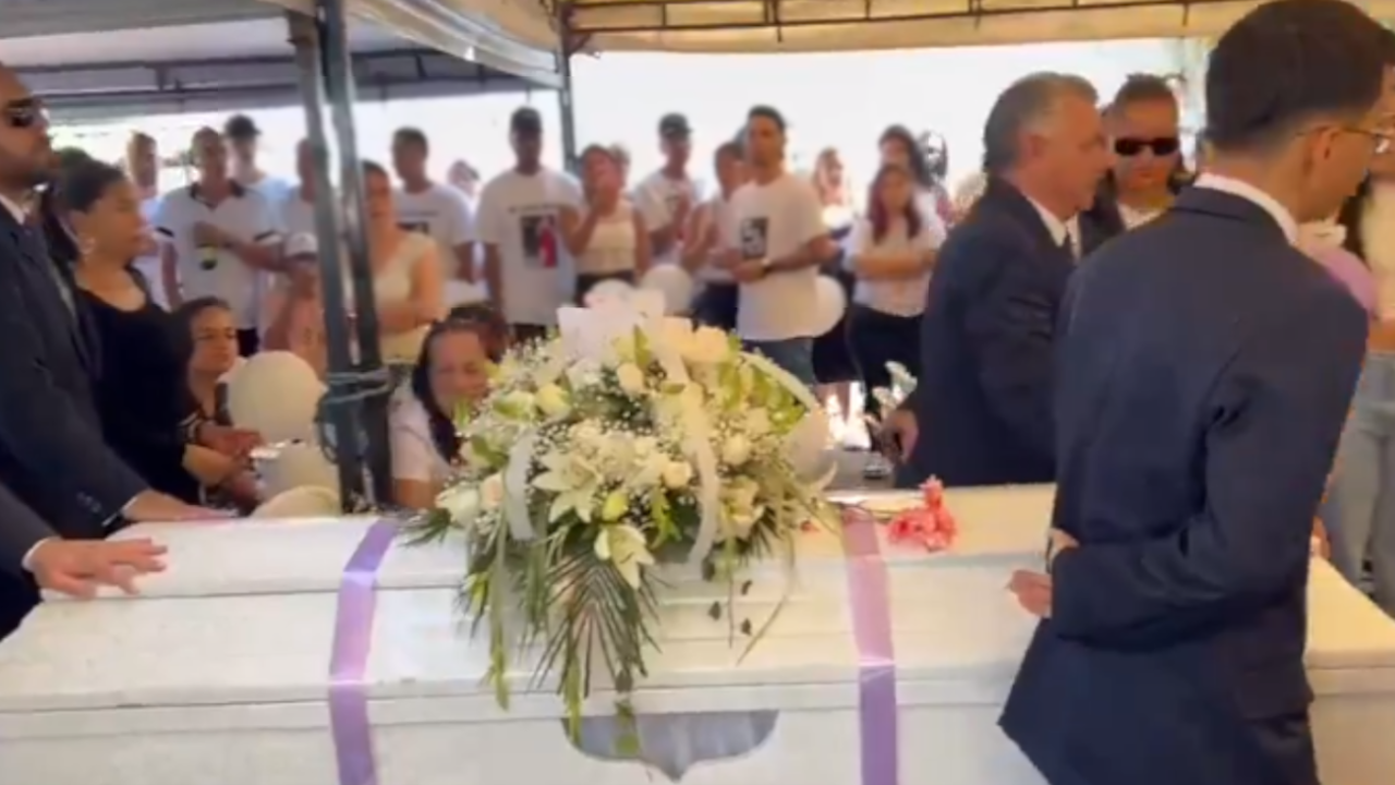 Emotivo adiós de familiares y amigos en el entierro de Isabella Mesa