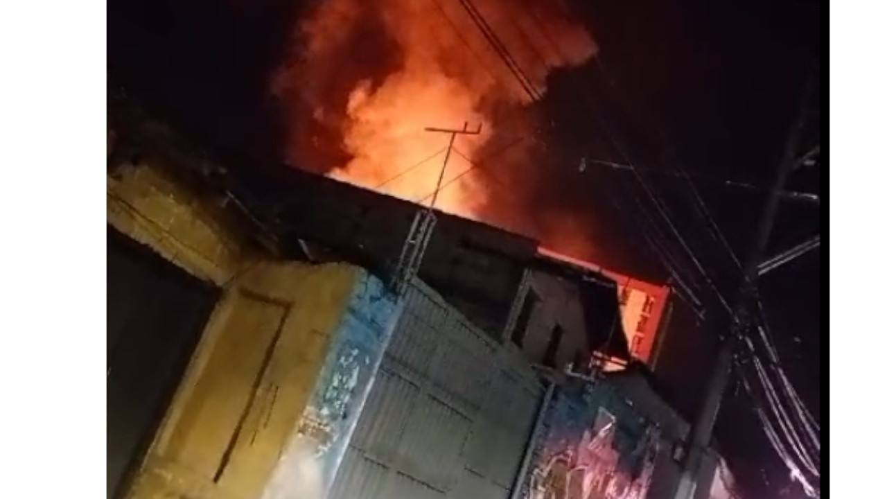 Emergencia en Medellín: incendio consumió local en cercanías del barrio Buenos Aires