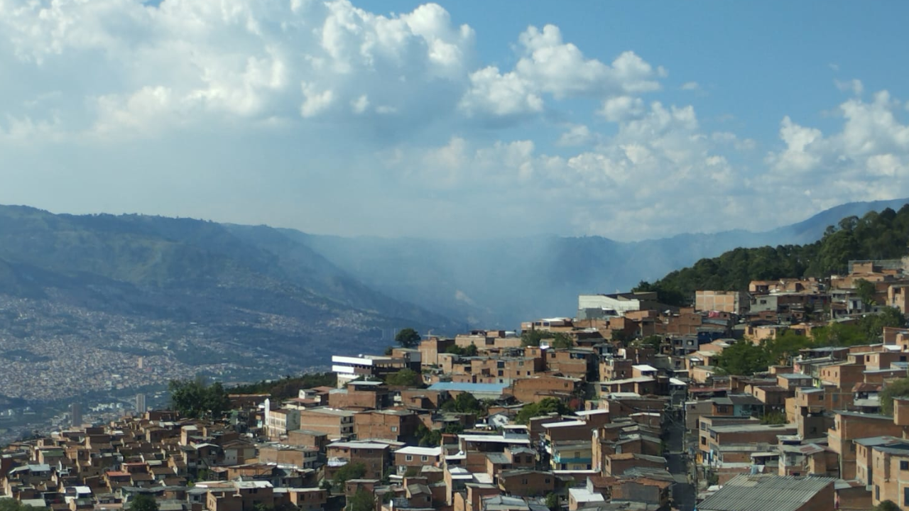 Preocupante panorama: evacuan colegio en el barrio Norteamerica por la llegada del incendio 