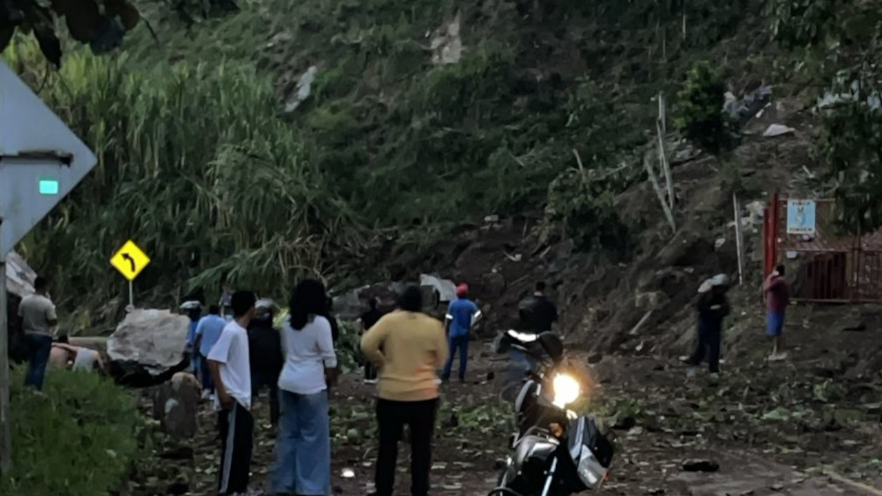 Cierre en la vía Matasanos por deslizamiento de roca al parecer hay una personas fallecida 3 Cierre en la via Matasanos por deslizamiento de roca al parecer hay una personas fallecida
