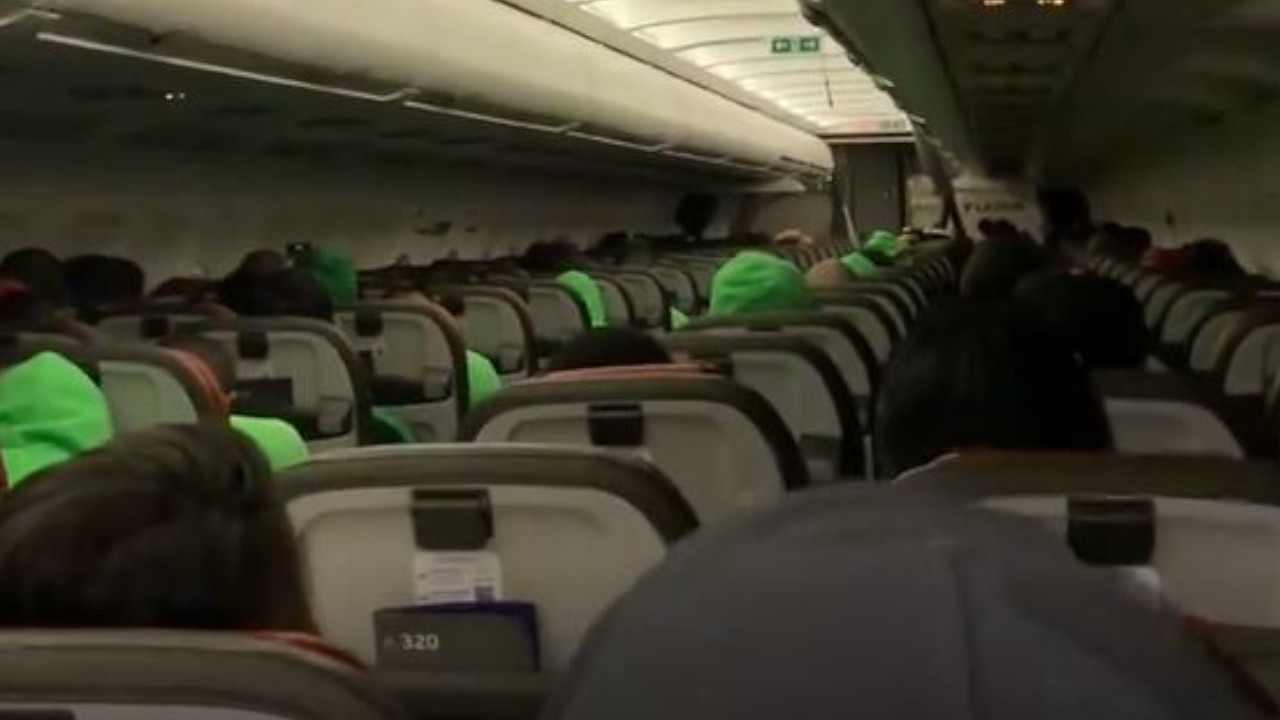‘El verde es solo hinchada’: A Atlético Nacional le armaron protesta en pleno avión en el que regresaban a Medellín