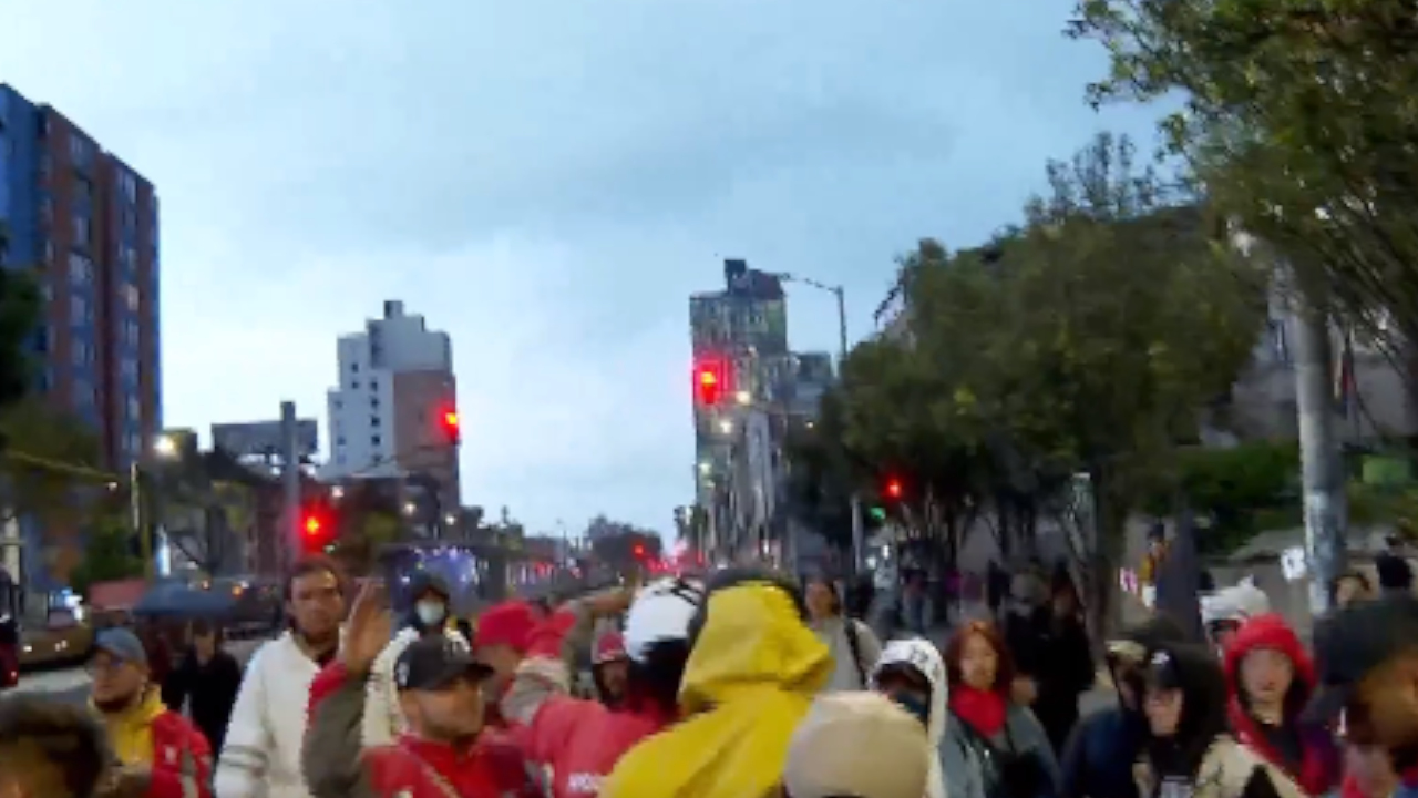 'Lo chuzaron varias veces con un cuchillo': Atacan a periodistas en protestas del Transmilenio