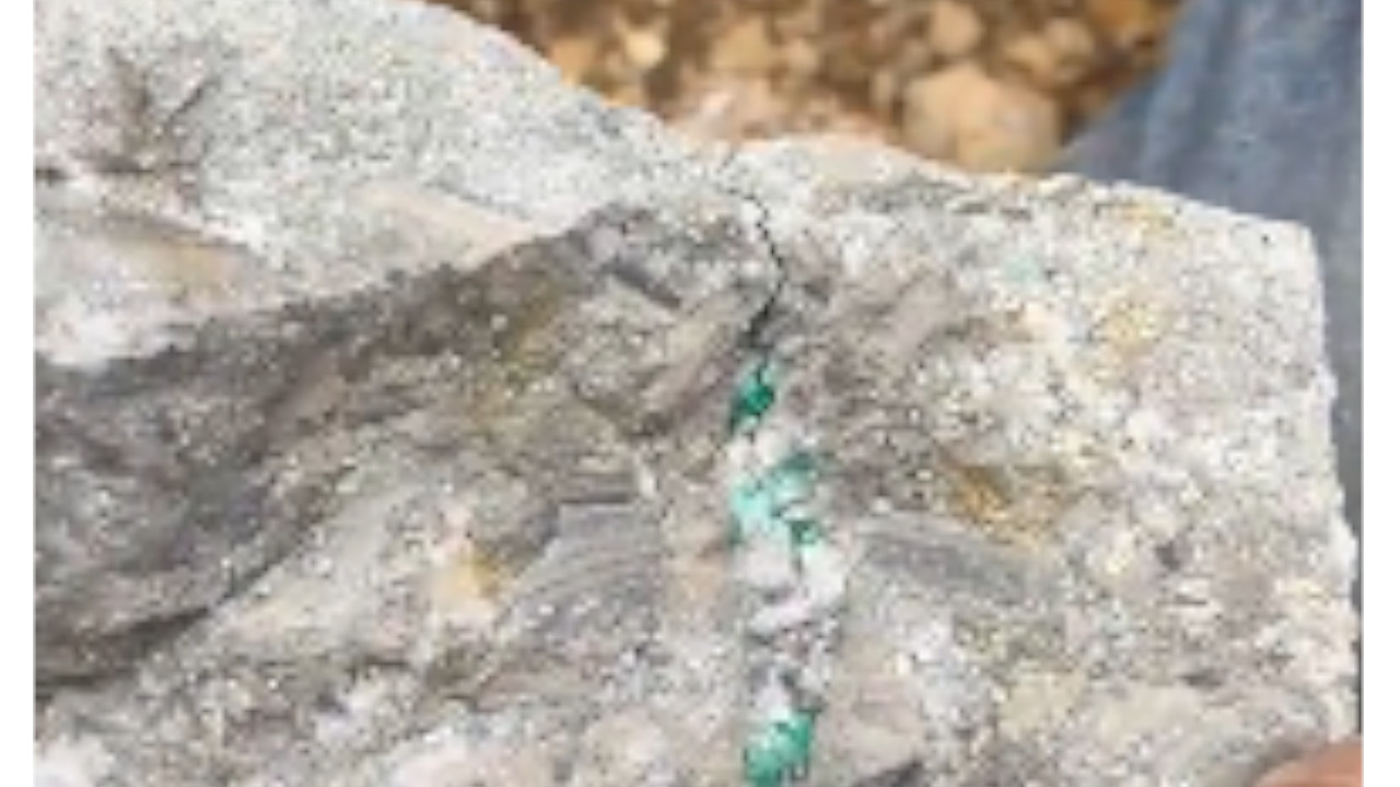 ¿Roca esmeraldas en Colombia? Mineros descubren 'espectacular' piedra