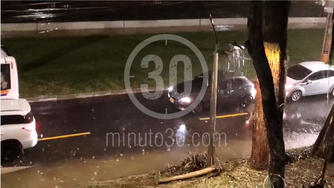 Así se ve el fuerte aguacero que cae en Sabaneta