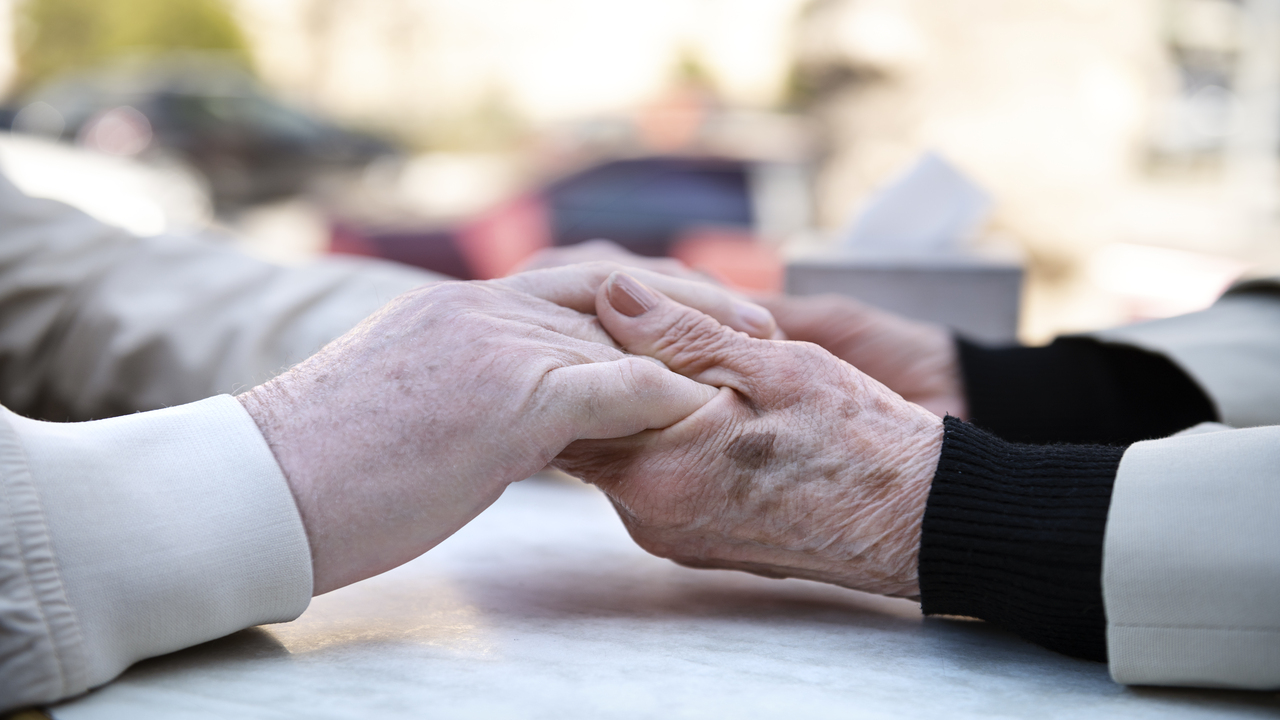Personas mayores se casan