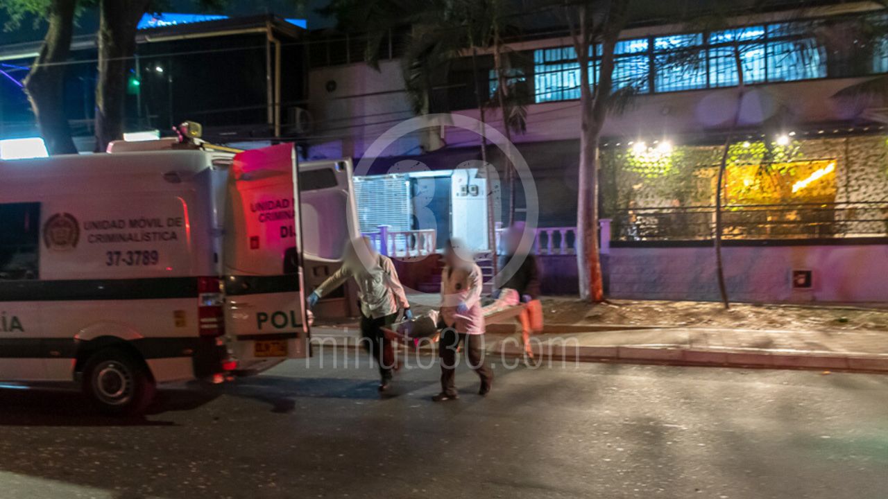 El cuerpo de un joven fue hallado con 8 impactos de bala en plena vía pública de Laureles