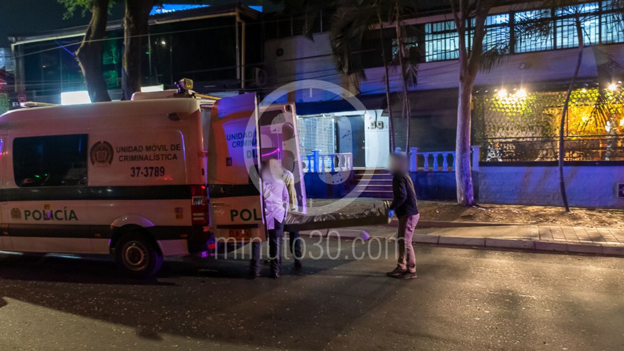 El cuerpo de un joven fue hallado con 8 impactos de bala en plena vía pública de Laureles