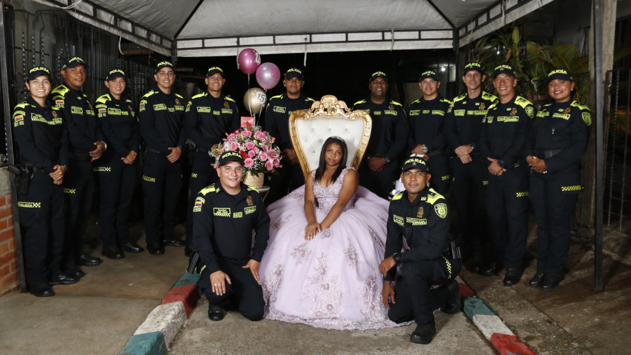 Policía Metropolitana de Cali celebra 15 años de una joven