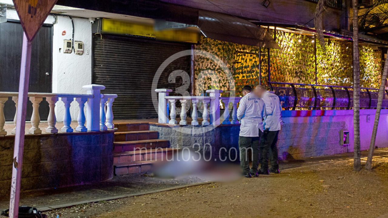 El cuerpo de un joven fue hallado con 8 impactos de bala en plena vía pública de Laureles