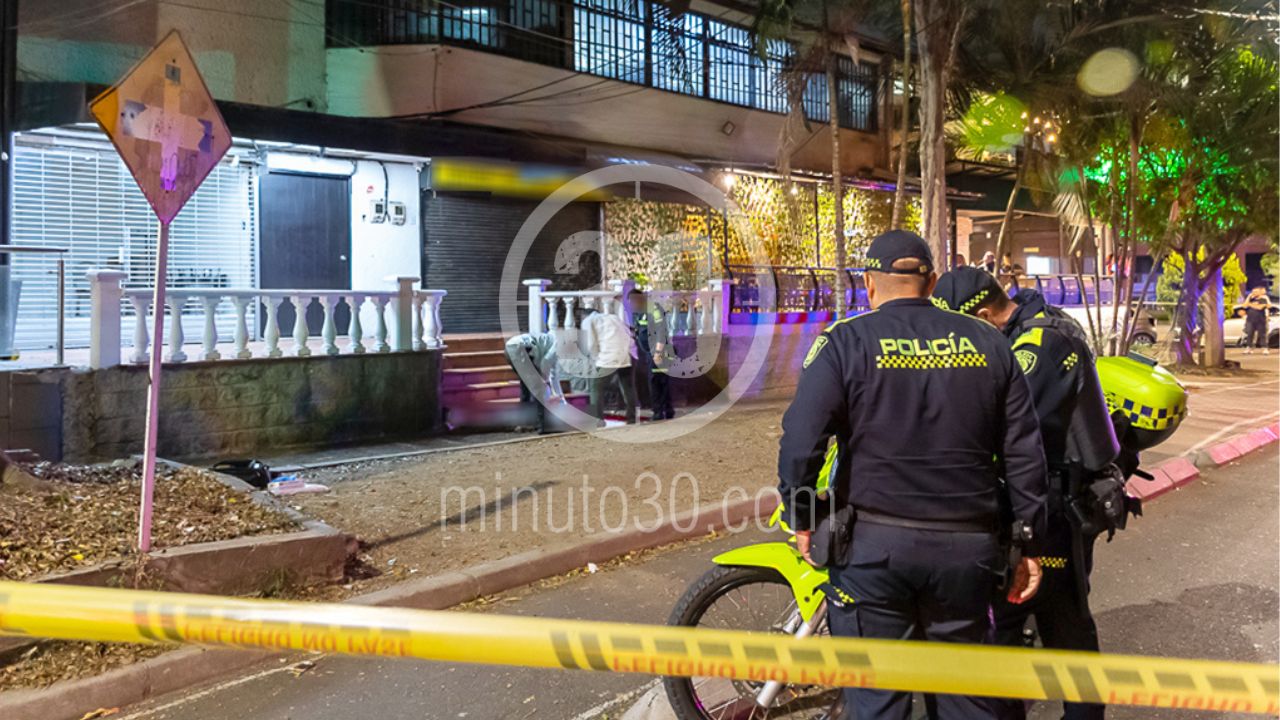 El cuerpo de un joven fue hallado con 8 impactos de bala en plena vía pública de Laureles