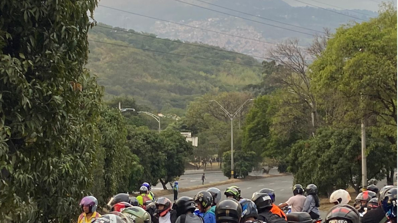 Continúa el cierre de la Autopista Norte, a la altura de la Universidad Nacional