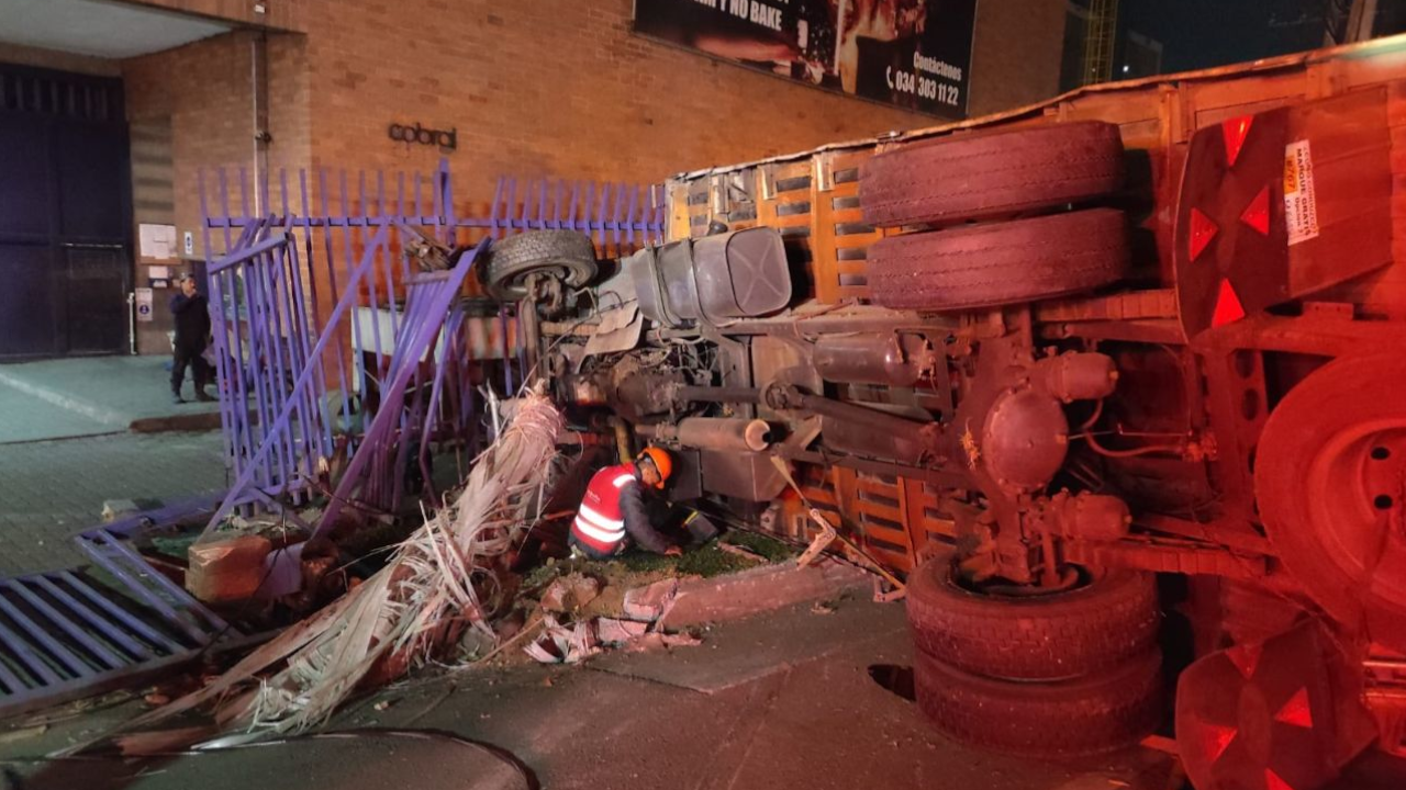 Bomberos rescataron a persona atrapada dentro de un vehículo tras siniestro por La Candelaria