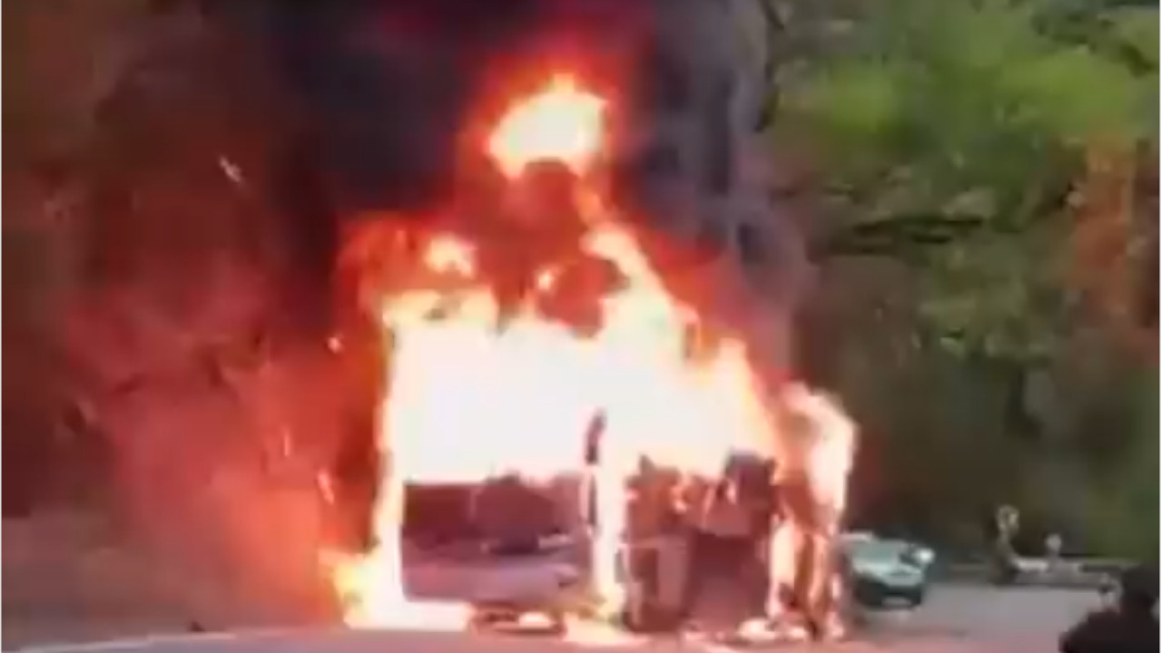 Bus se incendió en vía San Gil-Bucaramanga, terminó en cenizas