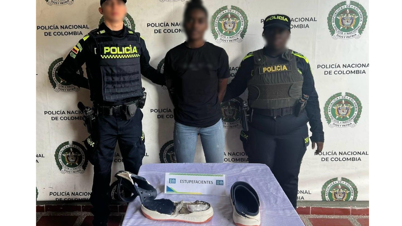 Camuflados en la suela de sus sandalias, mujer intentó entrar estupefacientes a estación de Policía