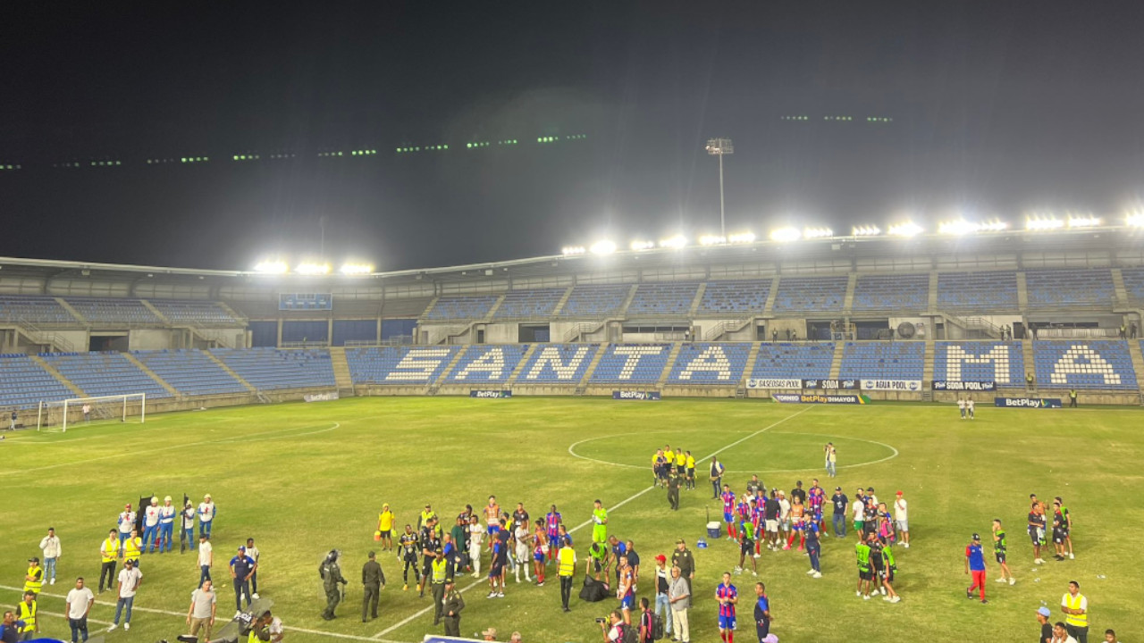 No paran los disturbios en los estadios: Hinchas del Real Cartagena se agarraron en pleno partido