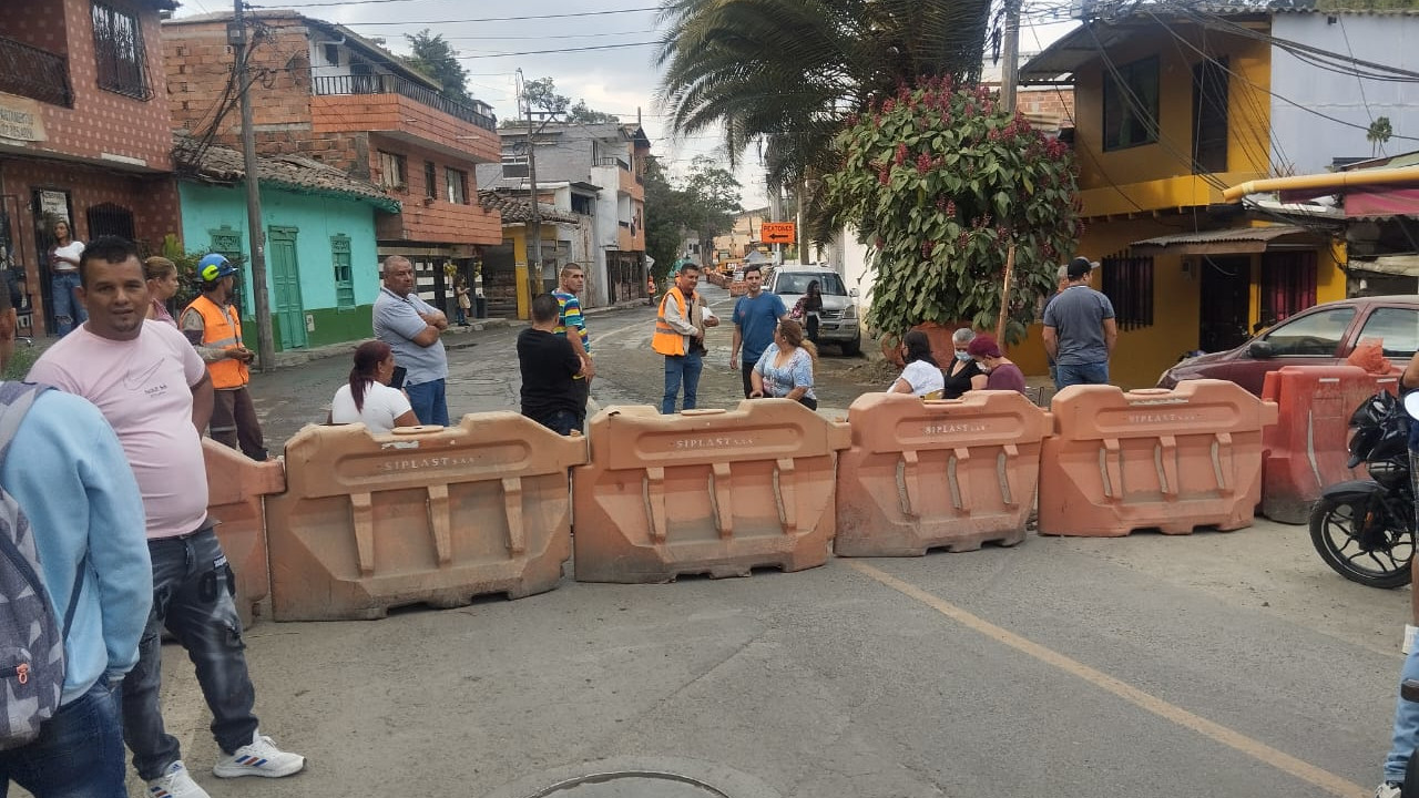 Por las demoras en la obras, comunidad protesta en la vía vieja a Caldas