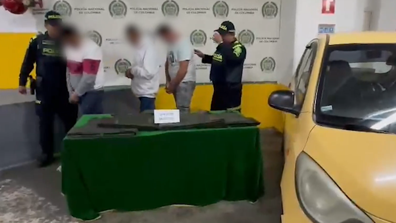 Tres hombres tenían antecedentes judiciales y los capturaron usando chalecos de la Policía en Bogotá