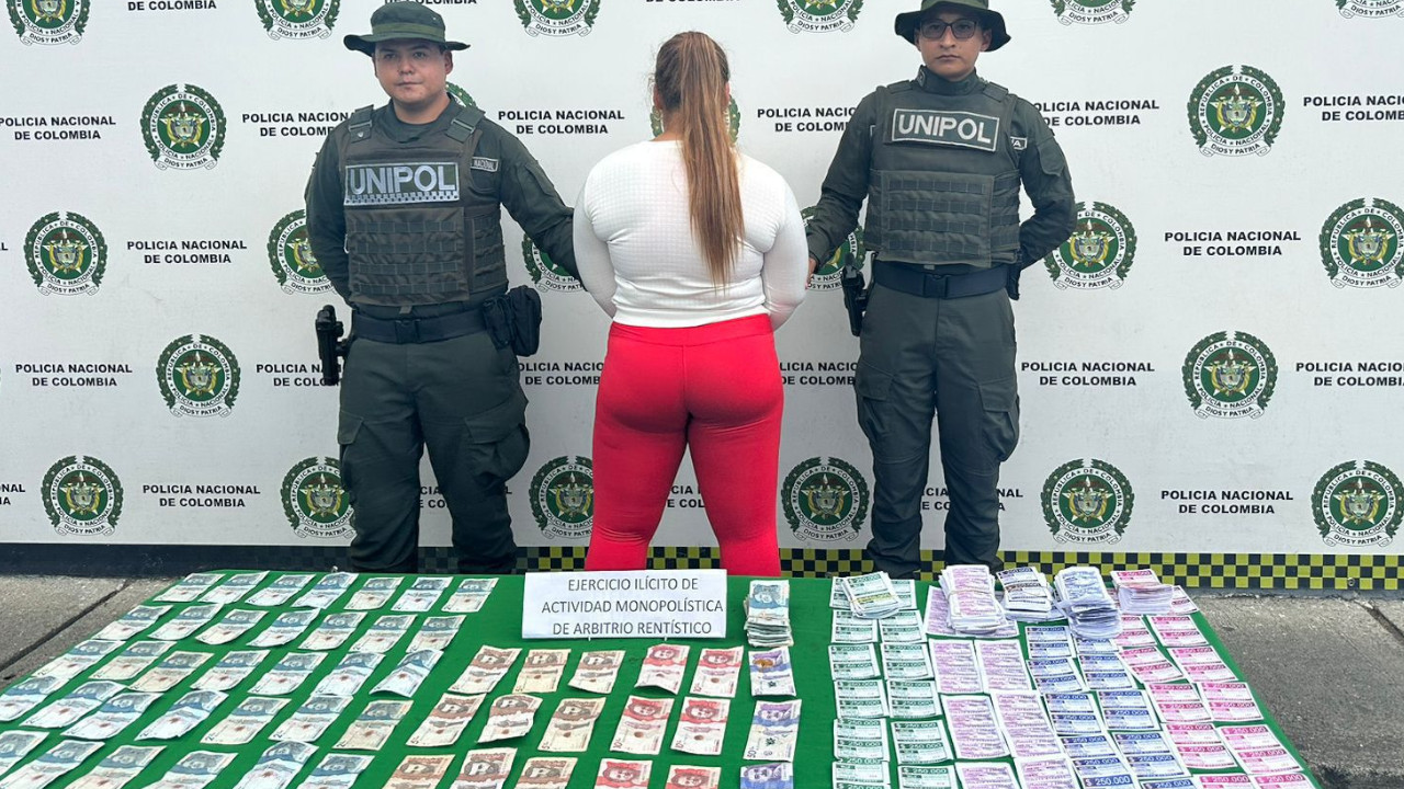 Dos mujeres capturadas en flagrancia por vender chance ilegal