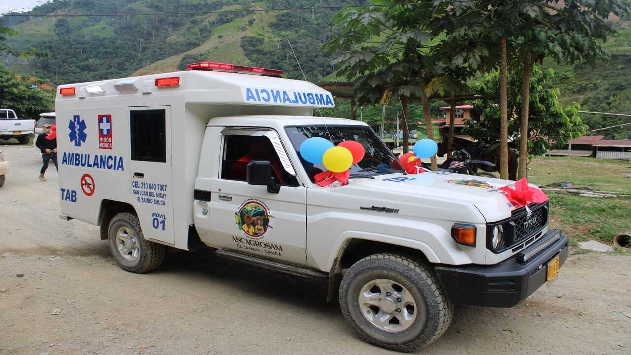 'Gafas', perteneciente a las FARC, inauguró una ambulancia y un centro asistencial en el Cauca