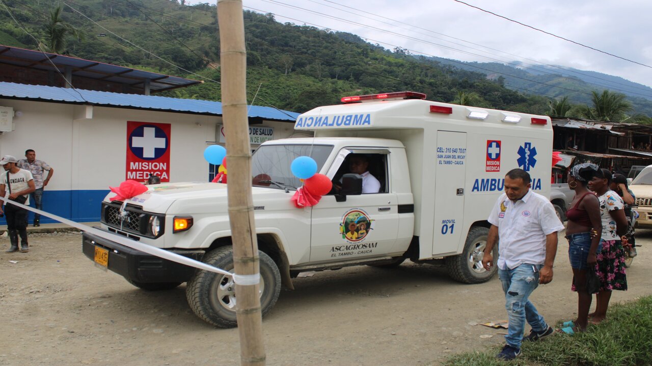 'Gafas', perteneciente a las FARC, inauguró una ambulancia y un centro asistencial en el Cauca