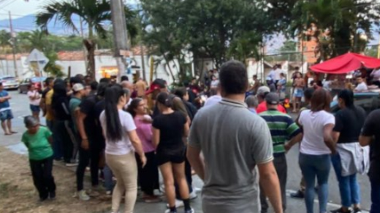 A las afueras de una universidad de Robledo asesinan un hombre