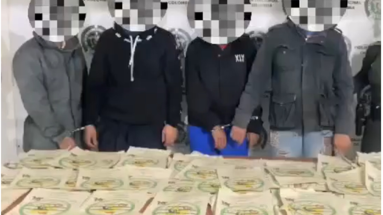 Pegando panfletos, cogieron a cuatro hombres con propaganda alusiva al 'Ejército Gaitanista'