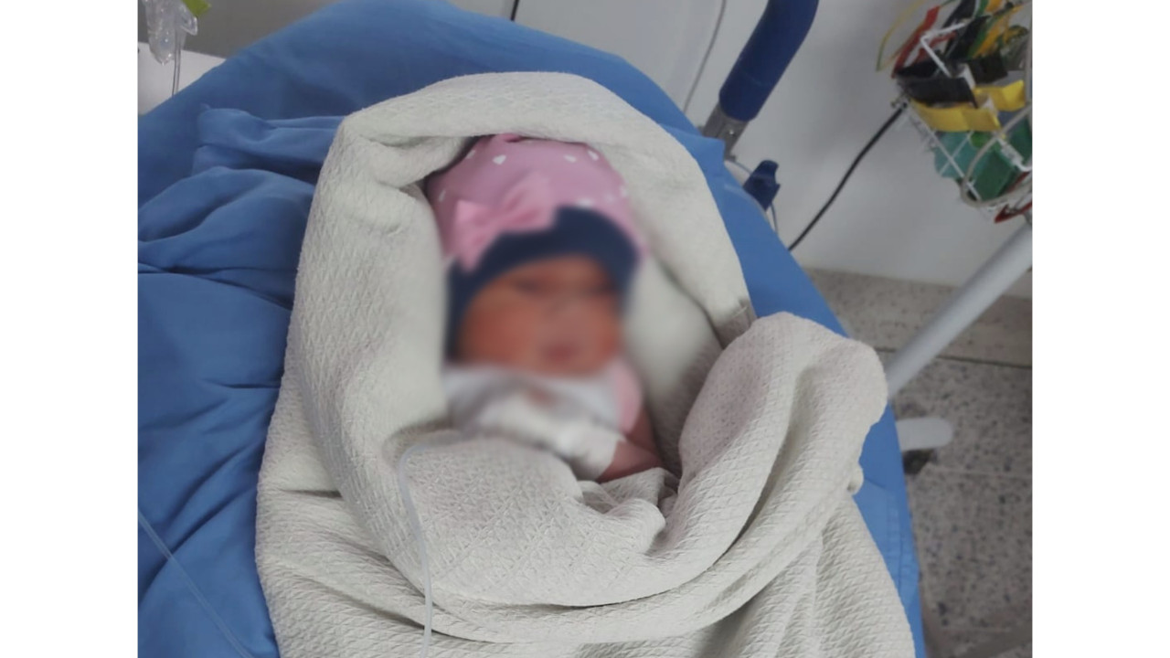 Policías rescataron a una bebé abandonada en cicloruta de Bogotá