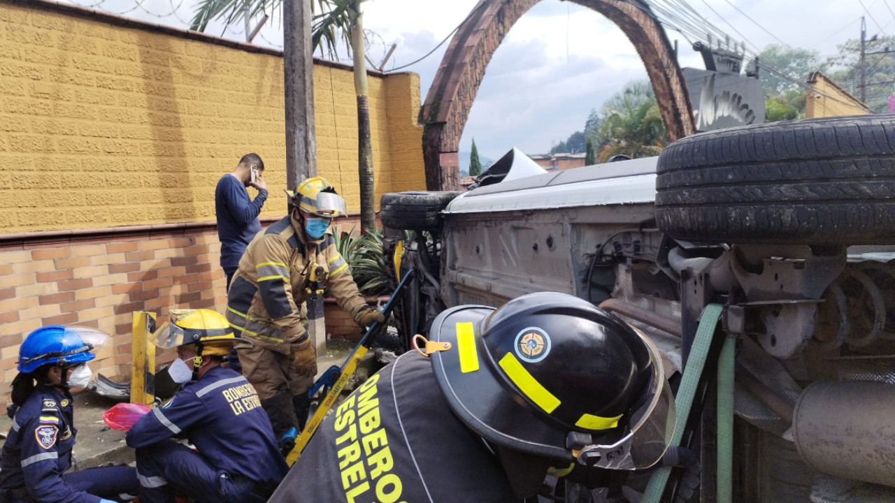 Tres personas lesionadas dejó fuerte accidente frente a motel en La Estrella