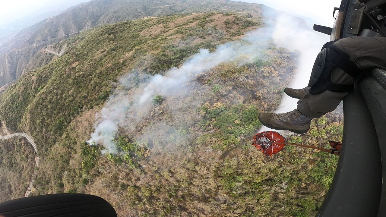 Incendio en Santa Fe de Antioquia completa 4 días y un helicóptero del Comando Aéreo apoya las labores