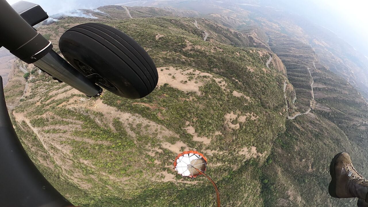 Incendio en Santa Fe de Antioquia completa 4 días y un helicóptero del Comando Aéreo apoya las labores