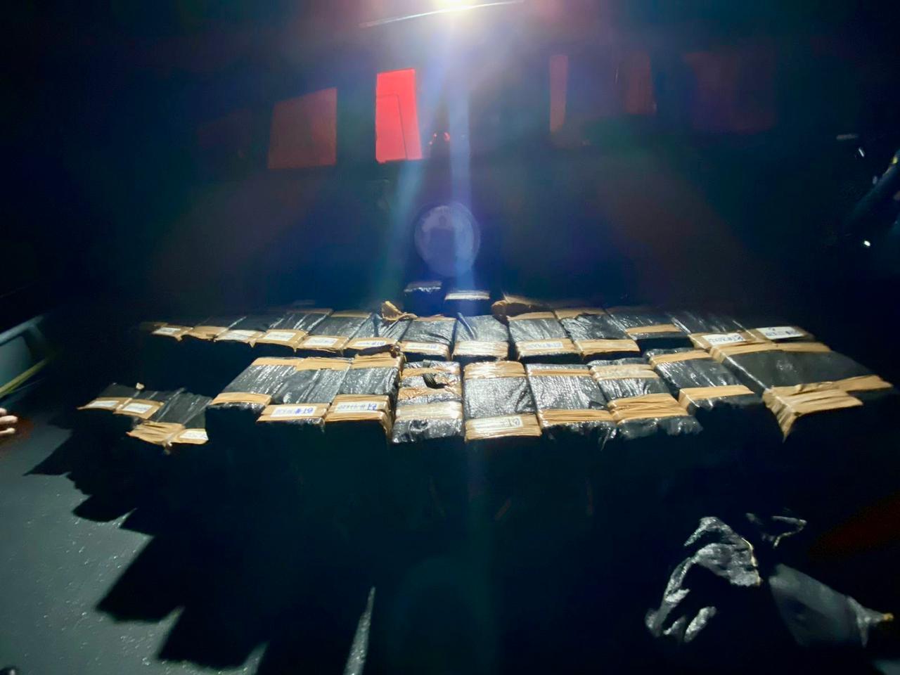 2 colombianos y 2 ecuatorianos capturados con 1.3 toneladas de coca en el mar de Tumaco