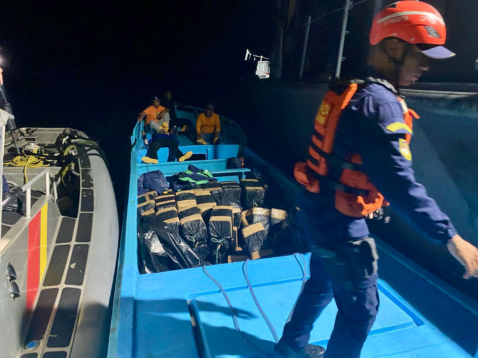 2 colombianos y 2 ecuatorianos capturados con 1.3 toneladas de coca en el mar de Tumaco
