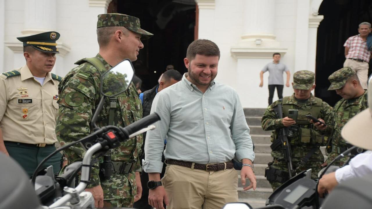 Alcaldía de El Retiro entrega vehículo y motocicletas a la fuerza pública para fortalecer seguridad en el municipio