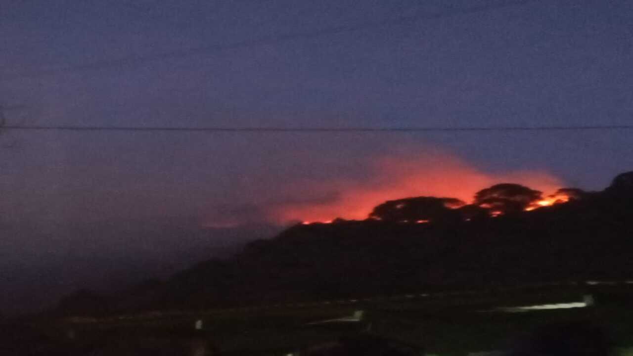 Incendio forestal de grna magnitud en Santo Domingo cerca al Parque Arví
