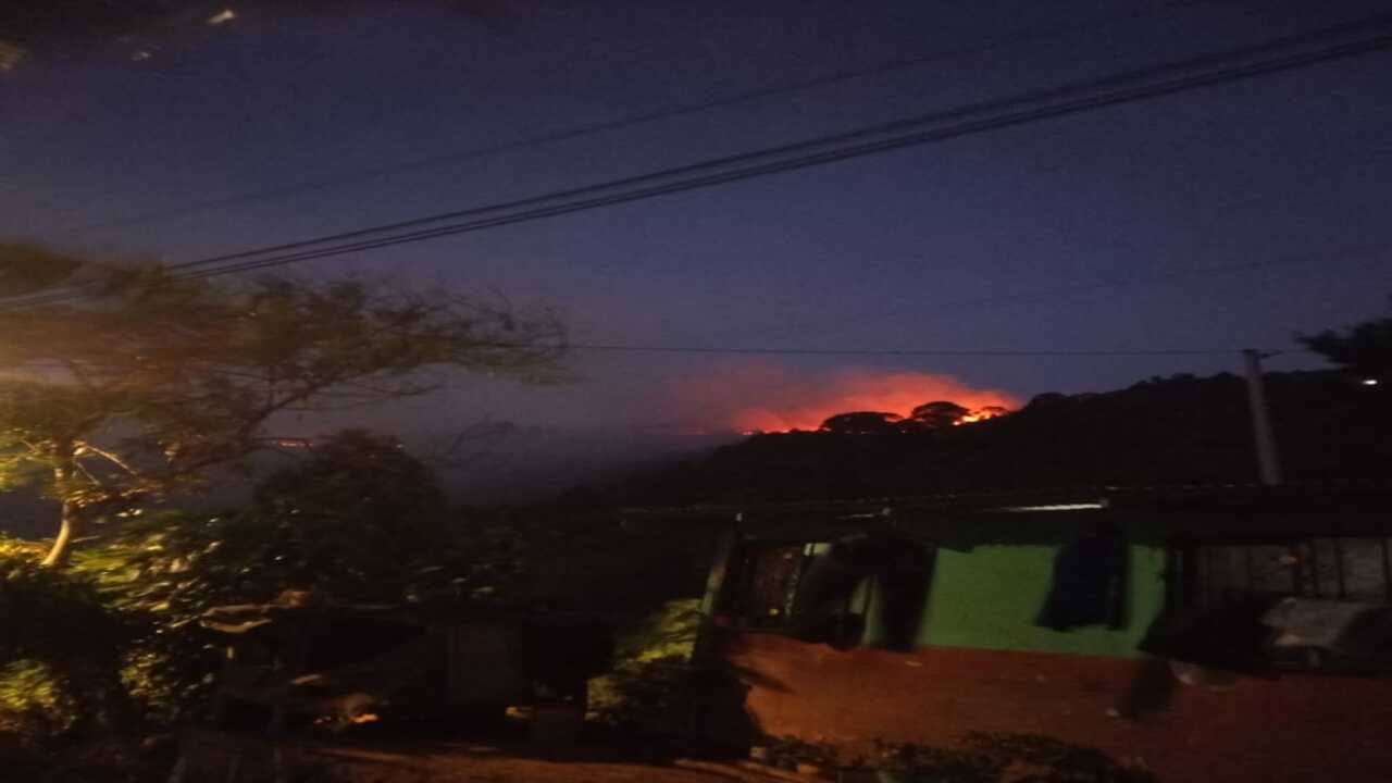 Incendio forestal de grna magnitud en Santo Domingo cerca al Parque Arví