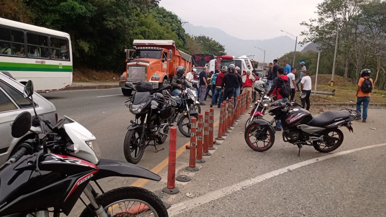 Accidente de tránsito en la vía Copacabana-Girardota: bus se volcó