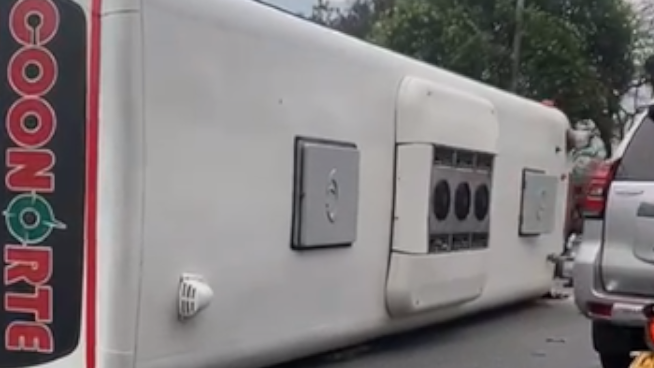 Accidente de tránsito en la vía Copacabana-Girardota: bus se volcó