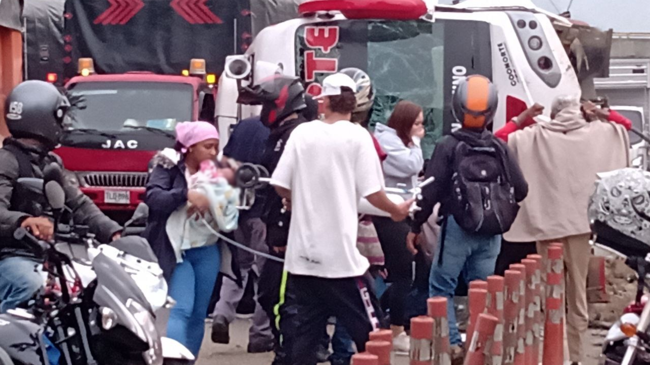 Accidente de tránsito en la vía Copacabana-Girardota: bus se volcó