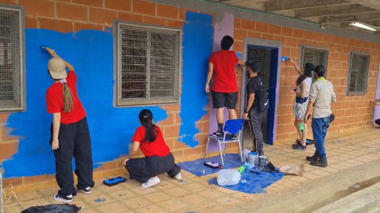 Secretaría de Educación de Medellín realizó jornada de pintura en colegio de Bello Oriente