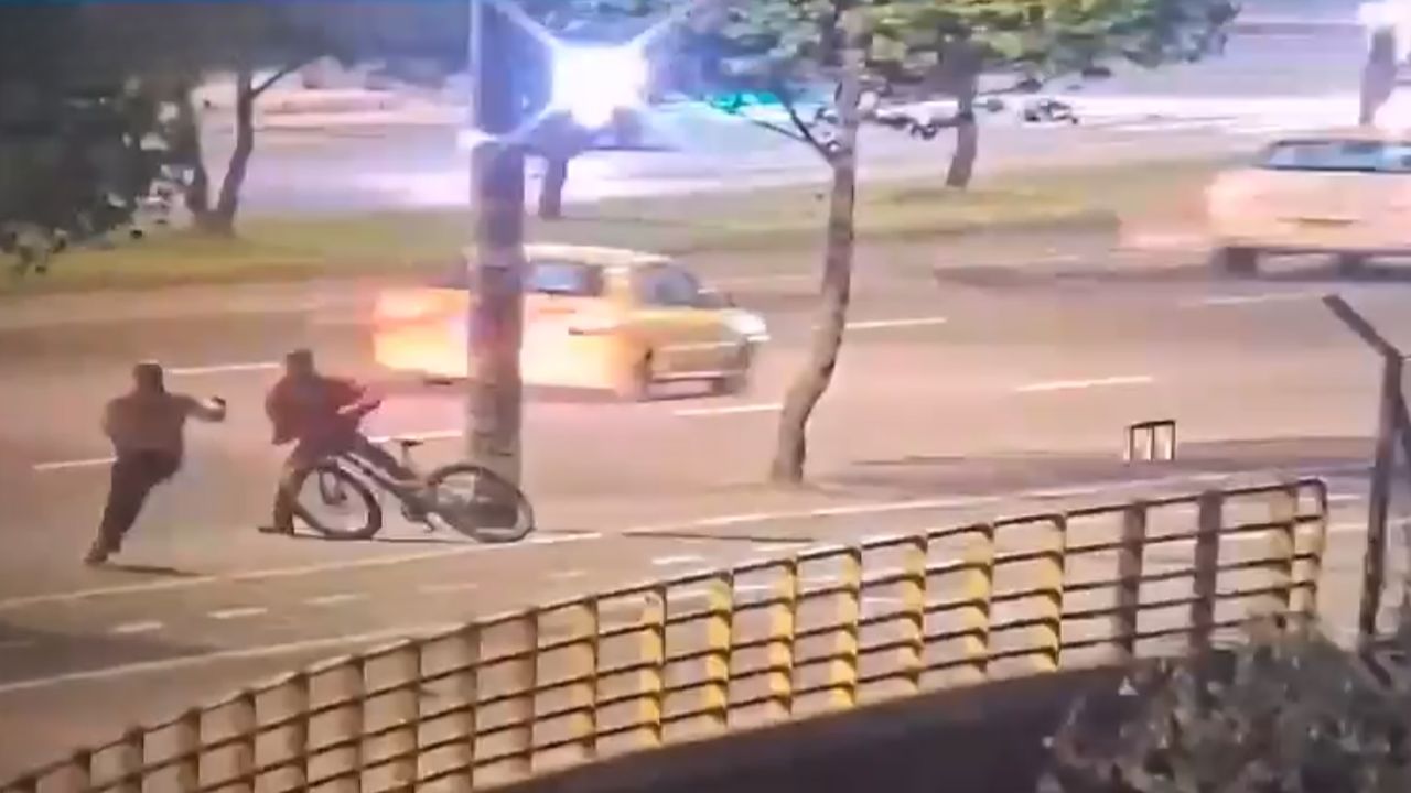 Dos ladrones caminaban como si nada, hasta que vieron una bicicleta y sacaron cuchillo en Bogotá
